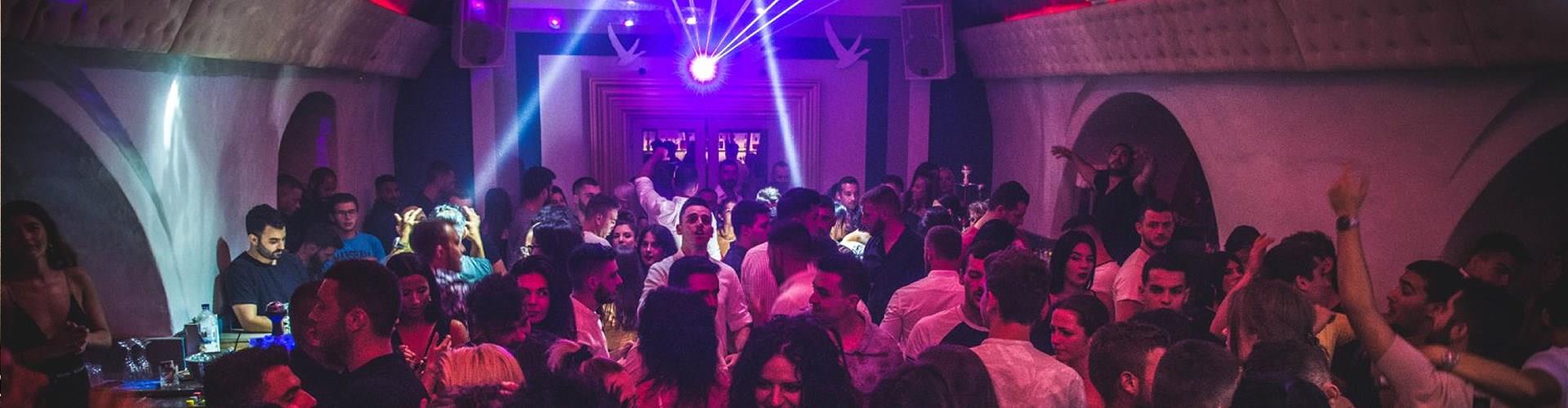 Santorini Nightlife Guide: From Sunset Cocktails to Late-Night Clubs